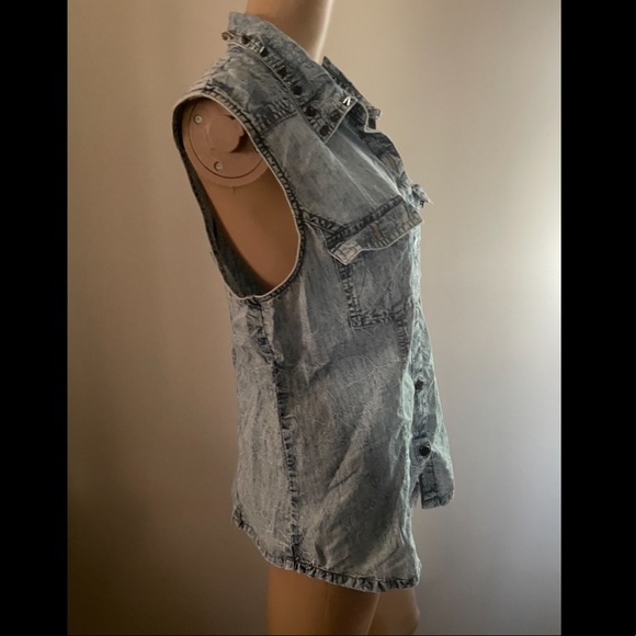 Collar studded sleeveless button down shirt with pockets - Picture 5 of 10